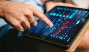 Bolsas a la baja con atención a la reunión de la Fed y tensión comercial entre EE. UU. y China