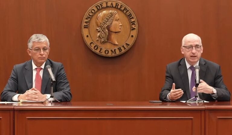 Gobierno insiste en importante aumento del salario mínimo para 2026; BanRep pide considerar efecto en la inflación Carlos Betancourt, viceministro de Hacienda y Leonardo Villar, gerente del Banco de la República