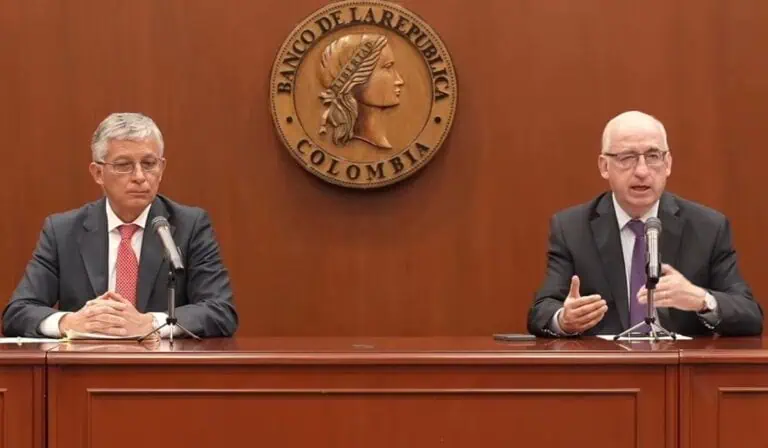 Carlos Betancourt, viceministro de Hacienda y Leonardo Villar, gerente del Banco de la República