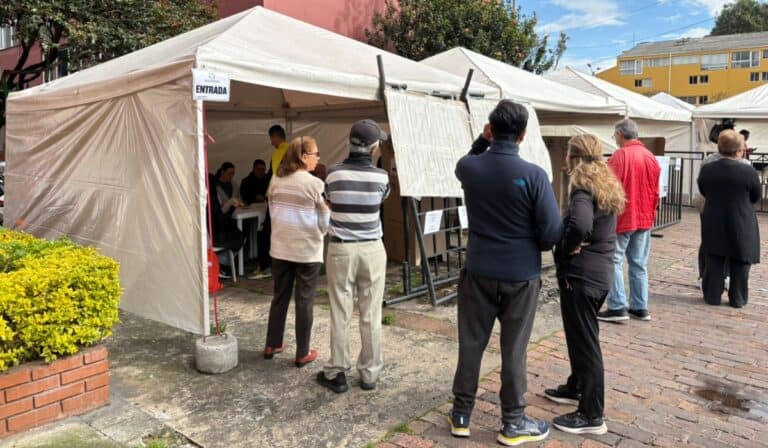 Puesto de votación para la consulta popular en Pablo VI, Bogotá.