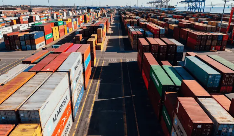 Contenedores. Imagen: Kelly de Pexels a través de Canva.com