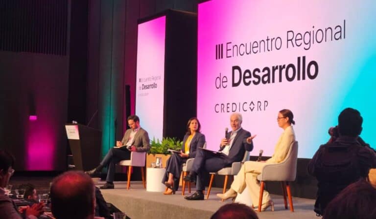 De izquierda a derecha: Diego Macera, director del Instituto Peruano de Economía; Verónica Frisancho, economista jefe de CAF; Gianfranco Ferrari, CEO de Credicorp; Ileana Tapia, fundadora de Sicurezza