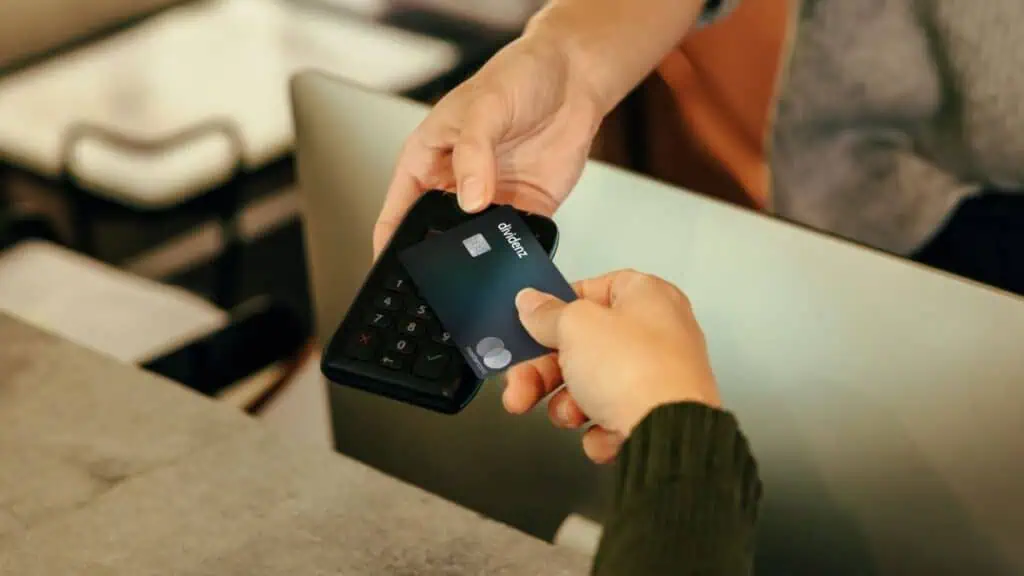 Dividenz lanza cuenta remunerada en dólares con cashback en Colombia Dividenz