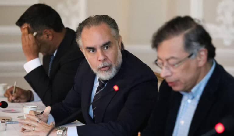 Armando Benedetti aclaró si dejará de ser ministro del Interior de Petro para sumarse a la campaña de Iván Cepeda Ministro del Interior, Armando Benedetti y presidente Gustavo Petro.