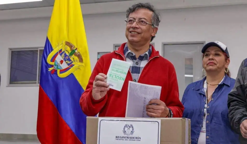 Petro pide a la Registraduría postergar hora de cierre para votación de consulta del Pacto Histórico Petro votando la consulta popular