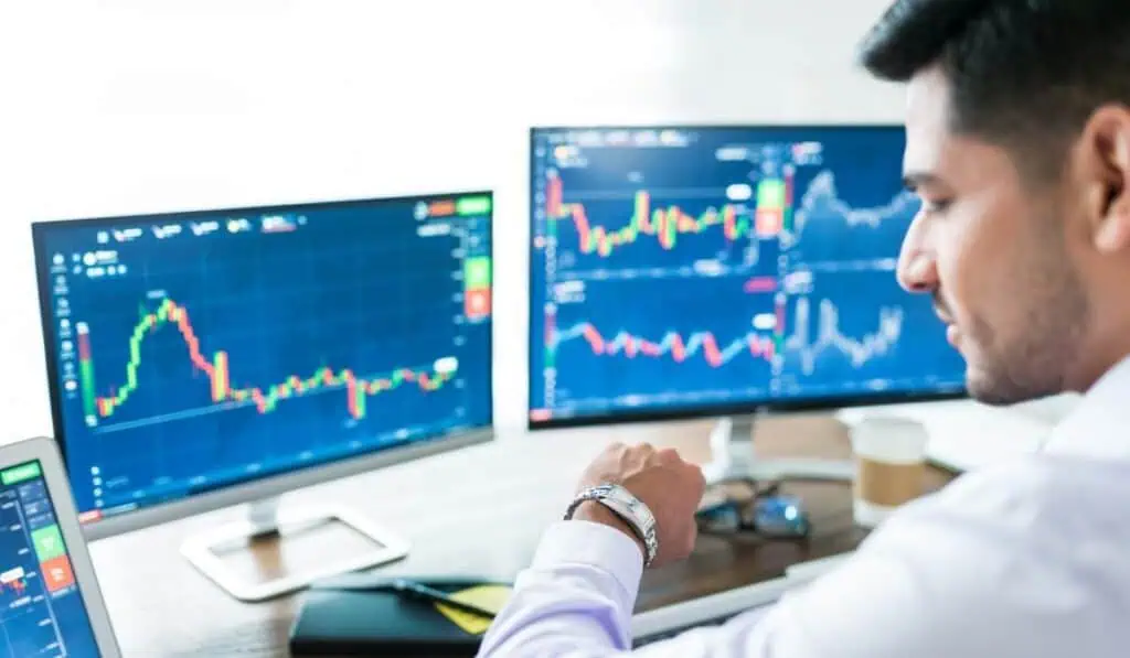 Premercado | Bolsas mixtas con foco en tecnológicas y avances de Wall Street; oro sube Preocupaciones bancarias y expectativa por IPC de la eurozona mueven bolsas globales