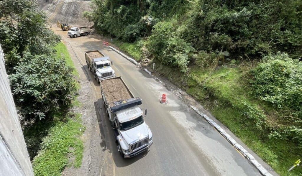 Autoridades reportan paso a un carril en la vía Calarcá – Cajamarca, en el Alto de la Línea Trabajos de remoción de escombros en La Linea Invias (1)
