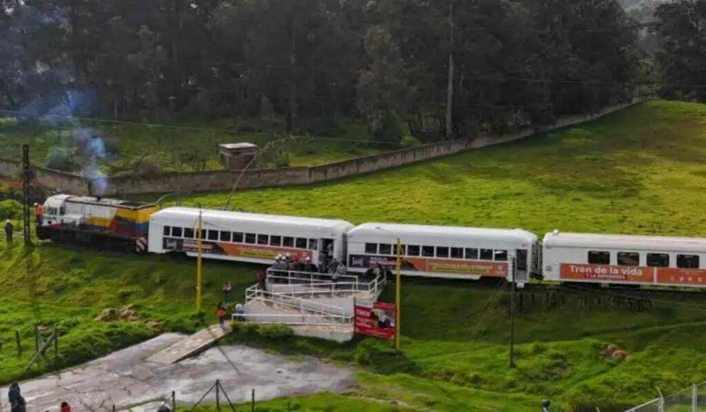 Nuevo tren en Colombia ya comenzó a rodar después de 50 años: Tiene vagones de lujo y así es su recorrido Tren de la vida ya comenzó su operación en Boyacá