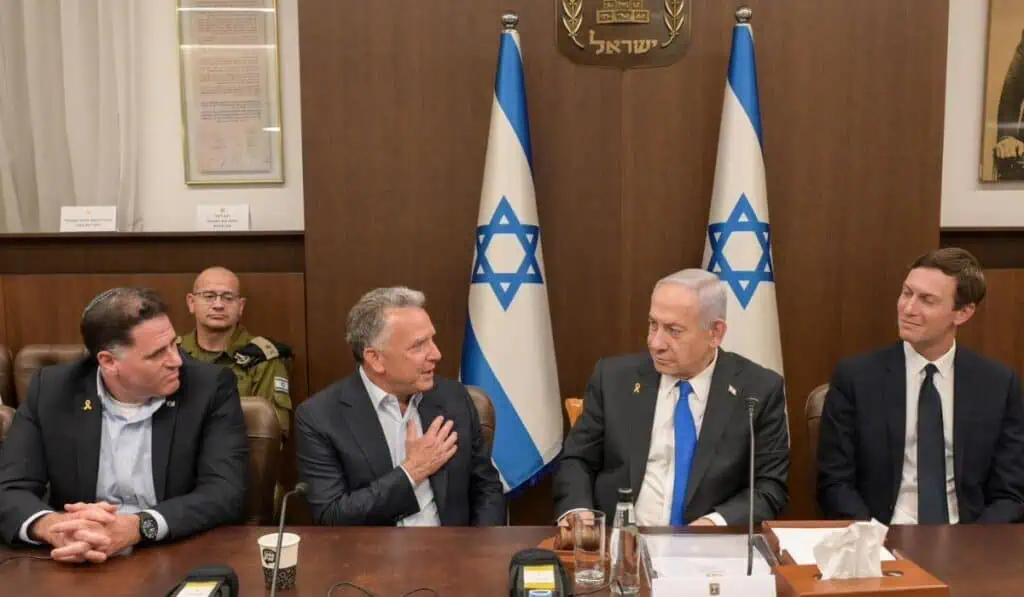 Israel aprueba la primera fase del acuerdo con Hamás que abre paso a la tregua en Gaza El primer ministro de Israel Benjamin Netanyahu en la reunión gubernamental junto con el enviado especial de Trump a Medio Oriente. Foto: tomada de X @IsraeliPM.