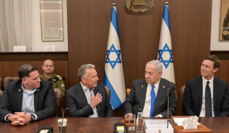 El primer ministro de Israel Benjamin Netanyahu en la reunión gubernamental junto con el enviado especial de Trump a Medio Oriente. Foto: tomada de X @IsraeliPM.