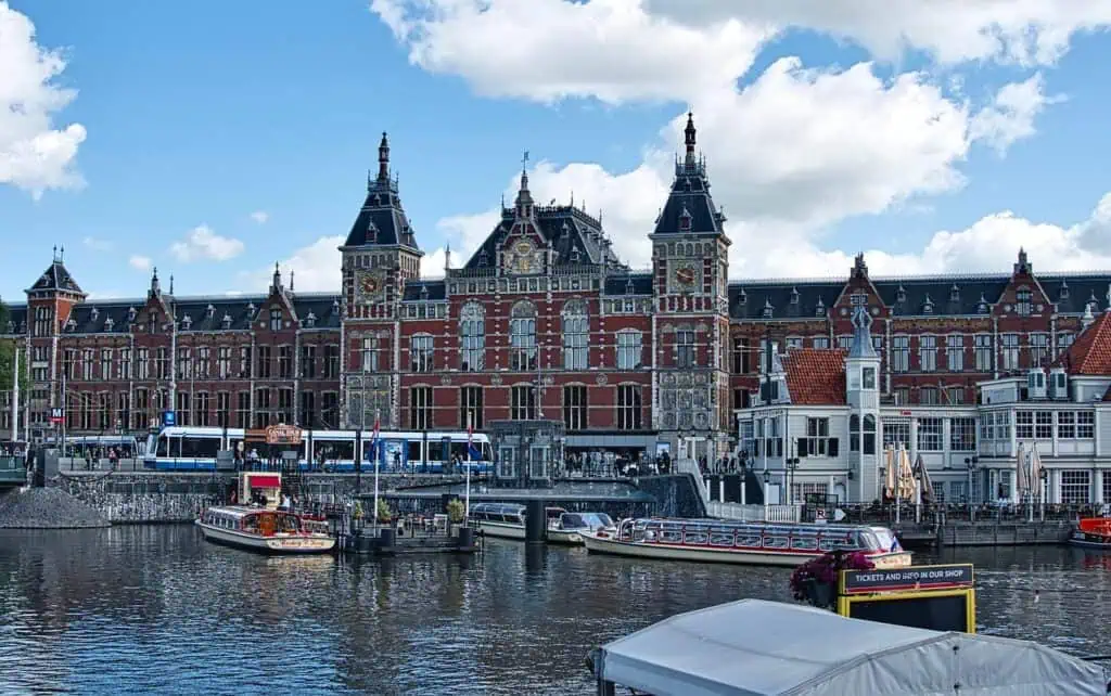 El top 10 de las ciudades más buscadas para viajar a Europa Ámsterdam. Imagen de Siggy Nowak en Pixabay