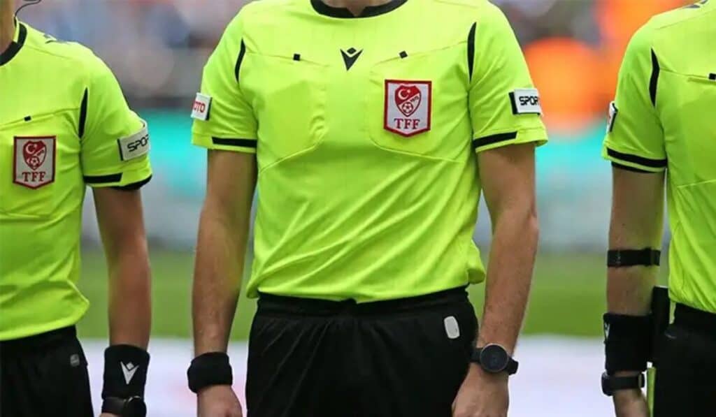 Escándalo por apuestas en el fútbol europeo: Hay árbitros señalados Escándalo por apuestas ilegales en el fútbol europeo: Hay árbitros señalados