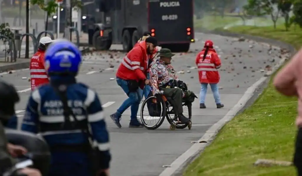 Ataque violento en inmediaciones de la Embajada de Estados Unidos en Bogotá deja cuatro policías heridos Ataque violento en inmediaciones de la Embajada de Estados Unidos en Bogotá deja cuatro policías heridos
