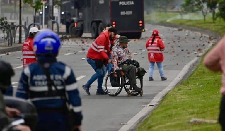 Ataque violento en inmediaciones de la Embajada de Estados Unidos en Bogotá deja cuatro policías heridos
