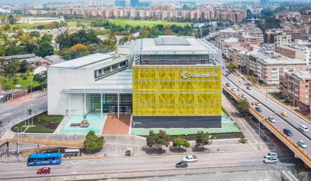 Colsubsidio cerró 2025 con $1,5 billones en subsidios y 2,8 millones de beneficiados: el balance que redefine la protección social en Colombia fachada Colsubsidio