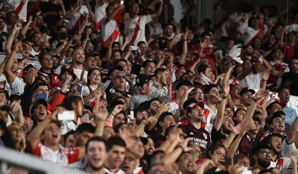 Hay más socios en Bayern Múnich, River y Boca que habitantes en 12 capitales de Colombia Hay más socios en Bayer, River y Boca que habitantes en 12 capitales de Colombia