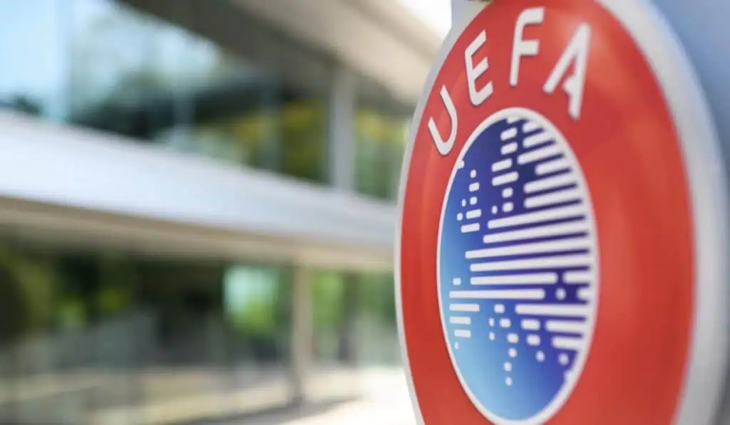 La UEFA y sus 55 federaciones nacionales aprueban un boicot contra la FIFA por el negocio del Mundial La UEFA está aplicando un nuevo Reglamento de Sostenibilidad Financiera