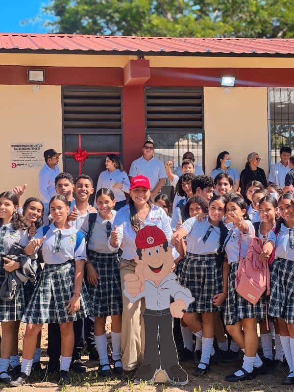 Entrega de aulas y mobiliario escolar. Foto: cortesía Drummond 