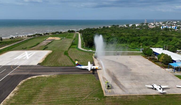 Aeropuerto en Colombia retoma funcionamiento