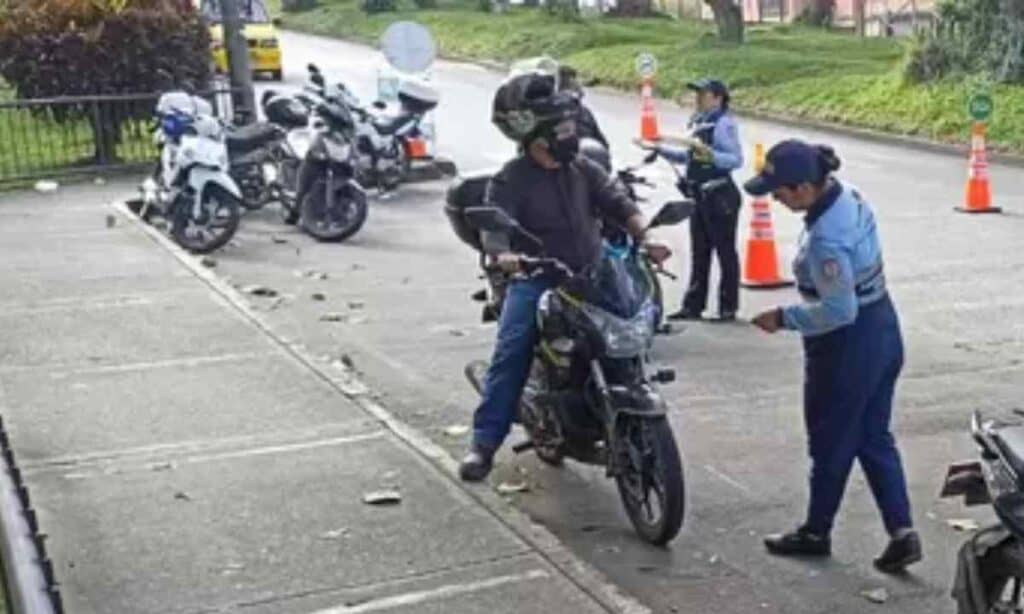 Agentes de tránsito no podrán multar a motociclistas por tener este elemento en sus vehículos Agentes de tránsito no podrán imponer multa por resonadores en estos casos