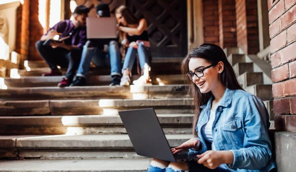 Anuncian convocatoria para que mujeres jóvenes cursen pregrados en tecnología con beca completa