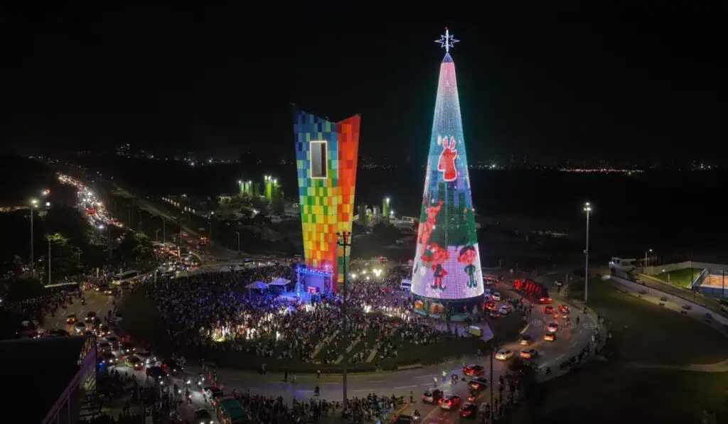Tecnoglass encendió el árbol de navidad más alto del país en Barranquilla; espera recibir medio millón de visitantes Tecnoglass encendió el árbol más alto del país en Barranquilla