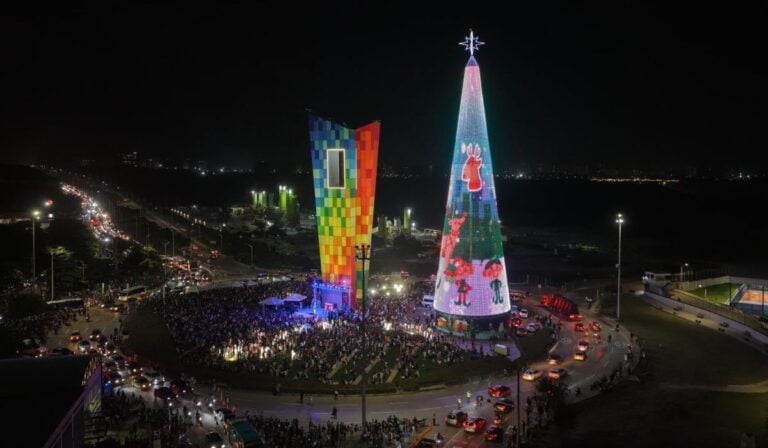 Tecnoglass encendió el árbol más alto del país en Barranquilla