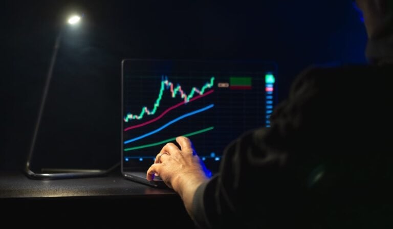 Bolsas suben tras resultados positivos de Nvidia y a la espera de datos de empleo en EE. UU.