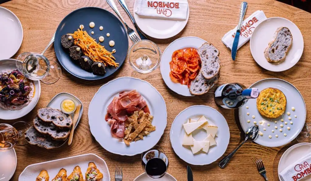 El speakeasy al norte de Bogotá que ofrece cocina mediterránea y amplia oferta de vinos Cava Bombón
