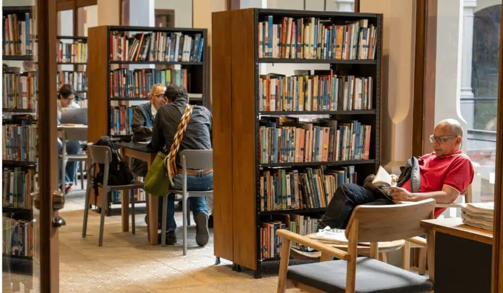 Continúa la restauración y desarrollo del Centro cultural Claustro Comfama: así avanza el proyecto Claustro Comfama - Biblioteca