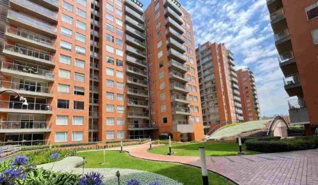 Exigente norma impone multa de $393.000 a vecinos por celebraciones decembrinas en conjuntos conjuntos residenciales en Colombia que deban poner ascensores