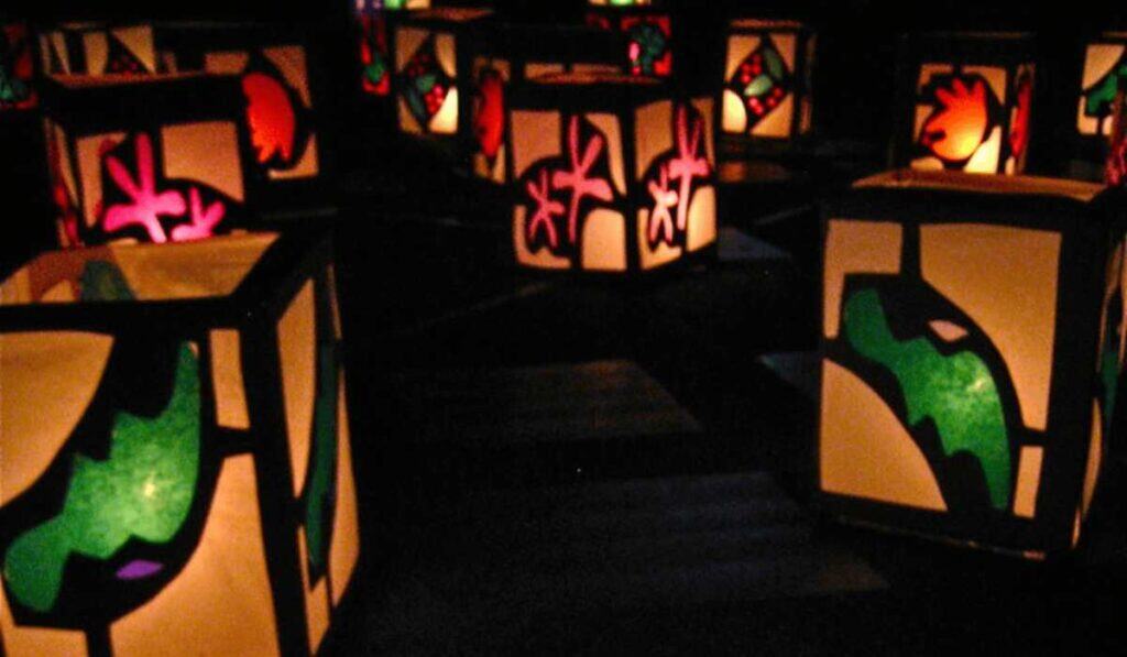 Ciudadanos que prendan velitas en conjuntos recibirán multa de más de $400.000 por esta norma De esta manera está prohibido que prenda velitas en conjuntos