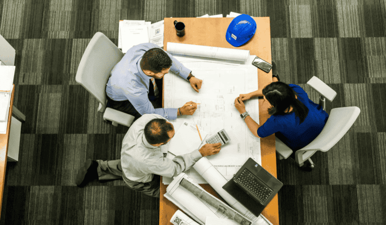 Ingenieros, un rol clave en la transición energética de Colombia: ¿cuál es su relevancia? El papel de los ingenieros en la transición energética