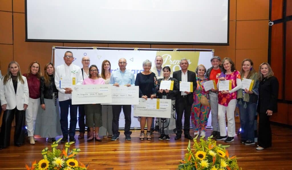 Finalistas, ganadores y jurados de los Premios +50 Emprende que se celebraron en Medellín