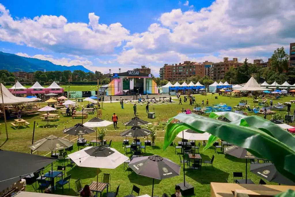 10 ediciones de Vassar: el festival renueva su formato y suma 350 marcas para julio Los pabellones concentran a más de 350 marcas emergentes y consolidadas en categorías como moda, gastronomía y bienestar. Foto: Vassar.