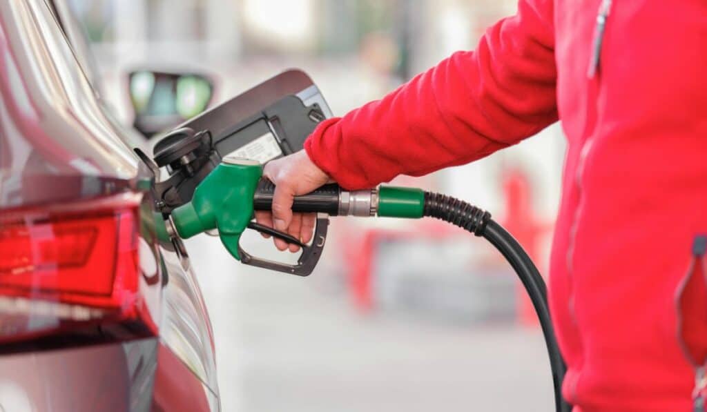 Importación de combustibles en Colombia se multiplicó casi 10 veces en la última década La Contraloría advirtió que los combustibles de origen fósil (gasolina) seguirán siendo demandados. Imagen: Canva