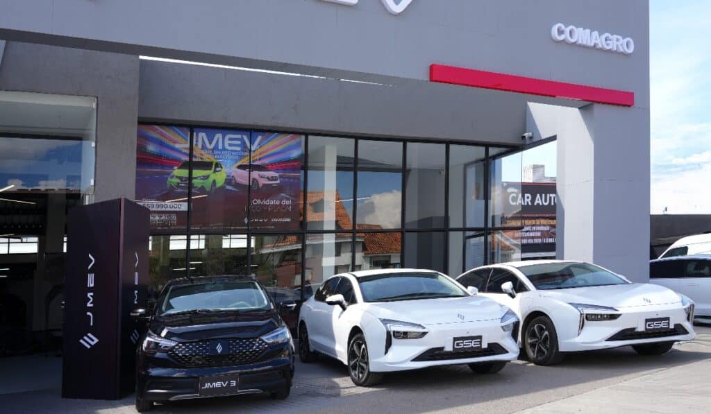 Importante firma china de carros eléctricos anunció apertura de vitrina en Colombia para competirle a Tesla: Así son sus vehículos JMEV