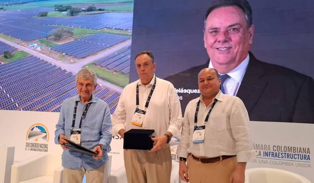 Jorge Mario Velásquez recibe Premio a la Excelencia en Infraestructura; habla de progreso social y éxito empresarial Jorge Mario Velásquez