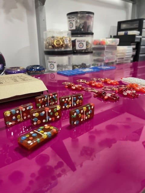 Objetos hechos con materiales reciclables. Foto: Claro Colombia. 