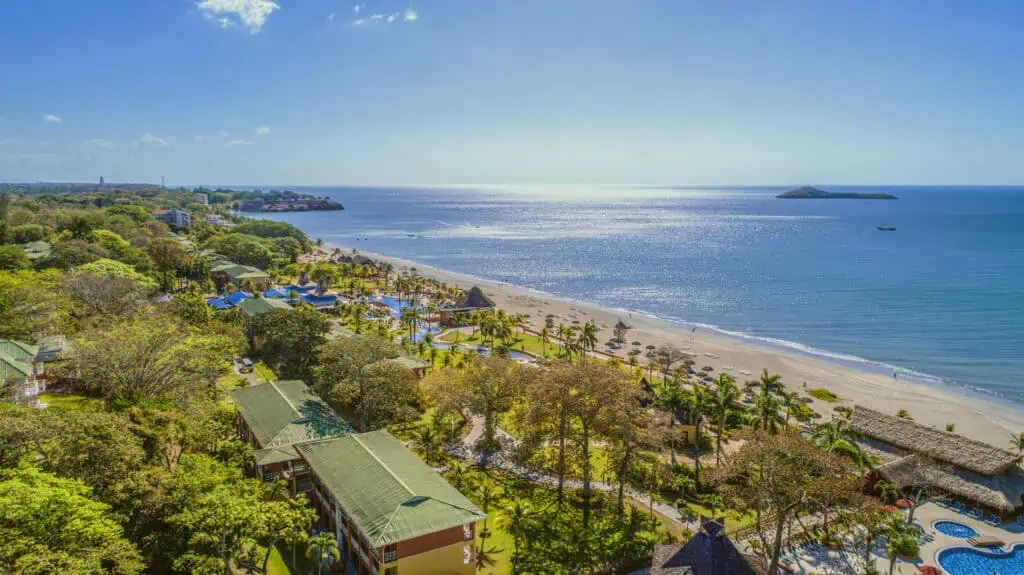 Conectividad, naturaleza y negocios, la mezcla que posiciona a Panamá como un destino en alza: ¿Dónde hospedarse? Playas de Panamá. Foto: cortesía Grand Decameron Panamá.