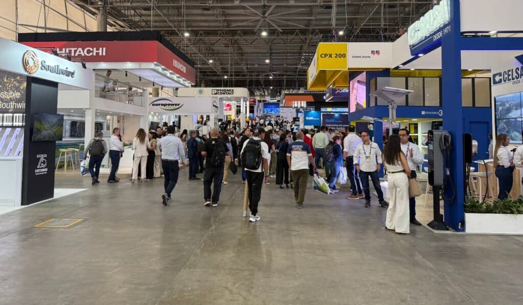Empezó la Feria FISE 2025 en Medellín; proyecta inversiones por más de US$1.600 millones Pabellón blanco de la Feria FISE 2025 en Plaza Mayor, Medellín