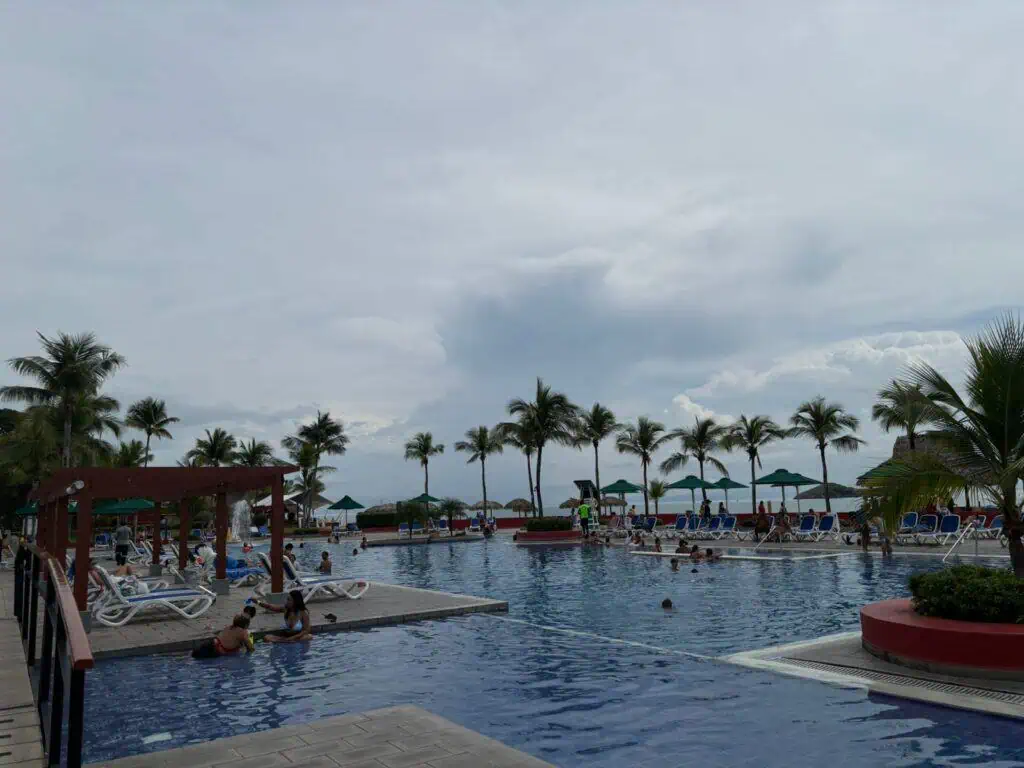 Conectividad, naturaleza y negocios, la mezcla que posiciona a Panamá como un destino en alza: ¿Dónde hospedarse? Piscina del Grand Decameron Panamá. Foto: Valora Analitik.