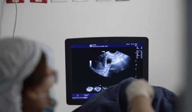 Postergar la maternidad, una de las razones detrás de la baja natalidad en Colombia