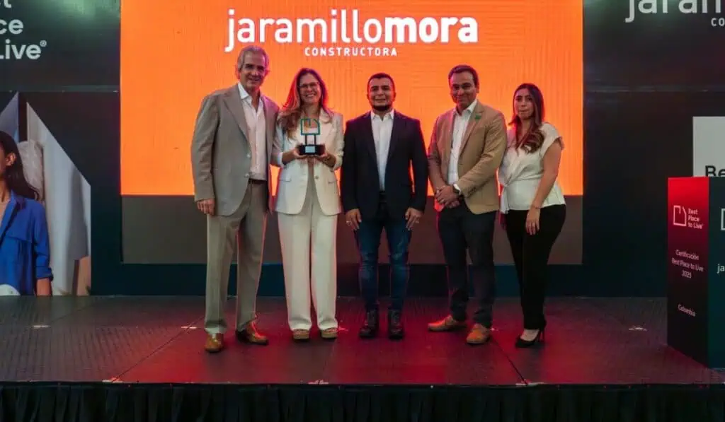 Jaramillo Mora, la única constructora del suroccidente colombiano reconocida como Best Place to Live 2025 Pedro Martínez y Luisa Fernanda Jaramillo, codirectores ejecutivos de Jaramillo Mora; Tomas Cartagena, CEO de Best Place To Live; Laura Molina, gerente de clientes Latam Best Place to Live y Alexander Ruiz, alcalde de Yumbo