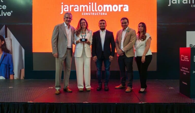 Jaramillo Mora, la única constructora del suroccidente colombiano reconocida como Best Place to Live 2025 Pedro Martínez y Luisa Fernanda Jaramillo, codirectores ejecutivos de Jaramillo Mora; Tomas Cartagena, CEO de Best Place To Live; Laura Molina, gerente de clientes Latam Best Place to Live y Alexander Ruiz, alcalde de Yumbo