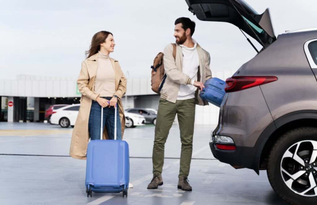 Varios viajeros alquilan carro en su destino antes de tomar el vuelo. Foto: cortesía Alkilautos.