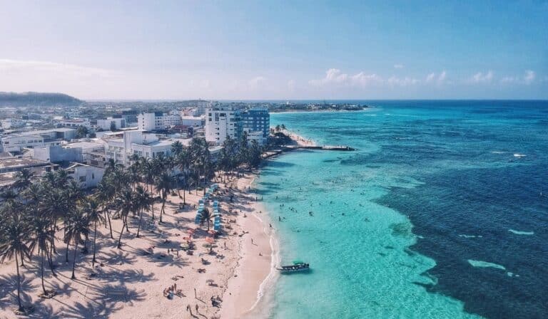 Los destinos más buscados en Colombia para viajar en el penúltimo puente festivo del año San Andrés, Colombia