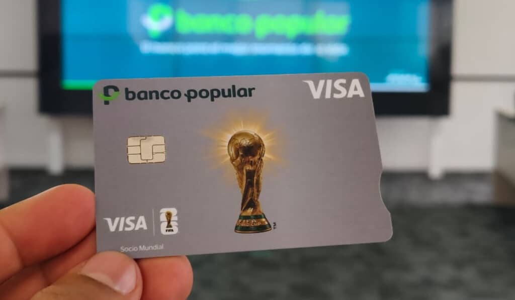 Nueva tarjeta de crédito edición oficial del Banco Popular del Mundial 2026. Foto: Rodrigo Torres, Valora Analitik