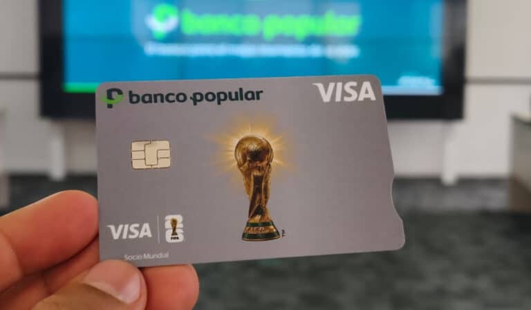 Nueva tarjeta de crédito edición oficial del Banco Popular del Mundial 2026. Foto: Rodrigo Torres, Valora Analitik