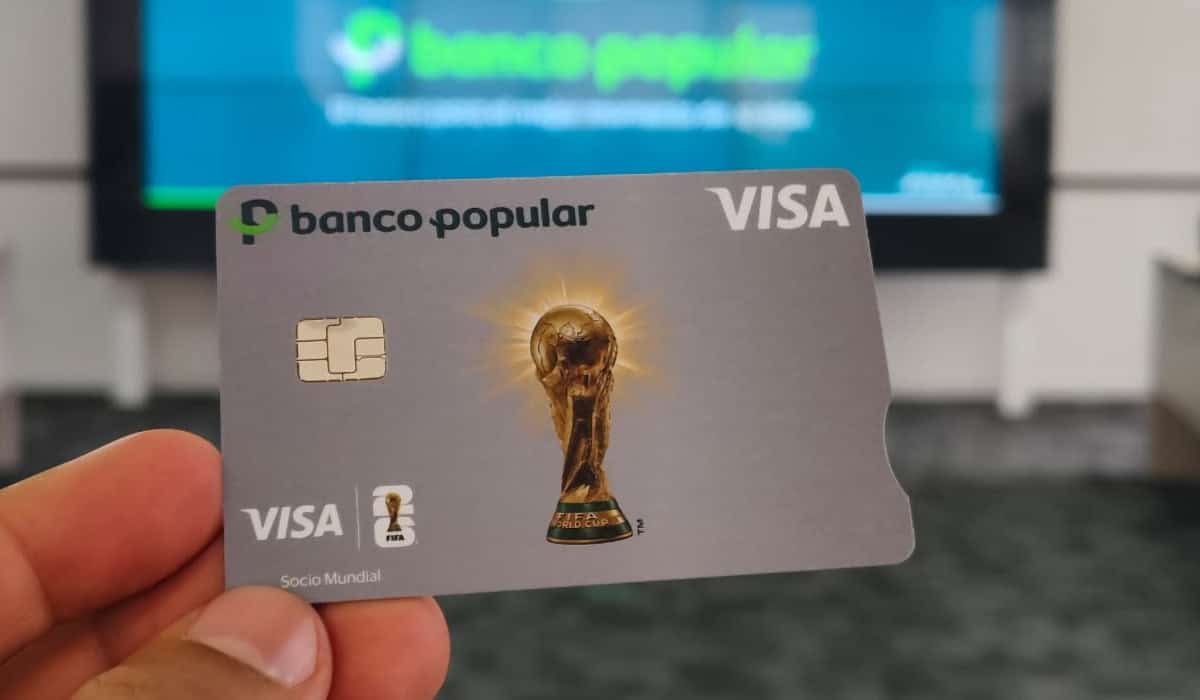 Nueva tarjeta de crédito edición oficial del Banco Popular del Mundial 2026. Foto: Rodrigo Torres, Valora Analitik